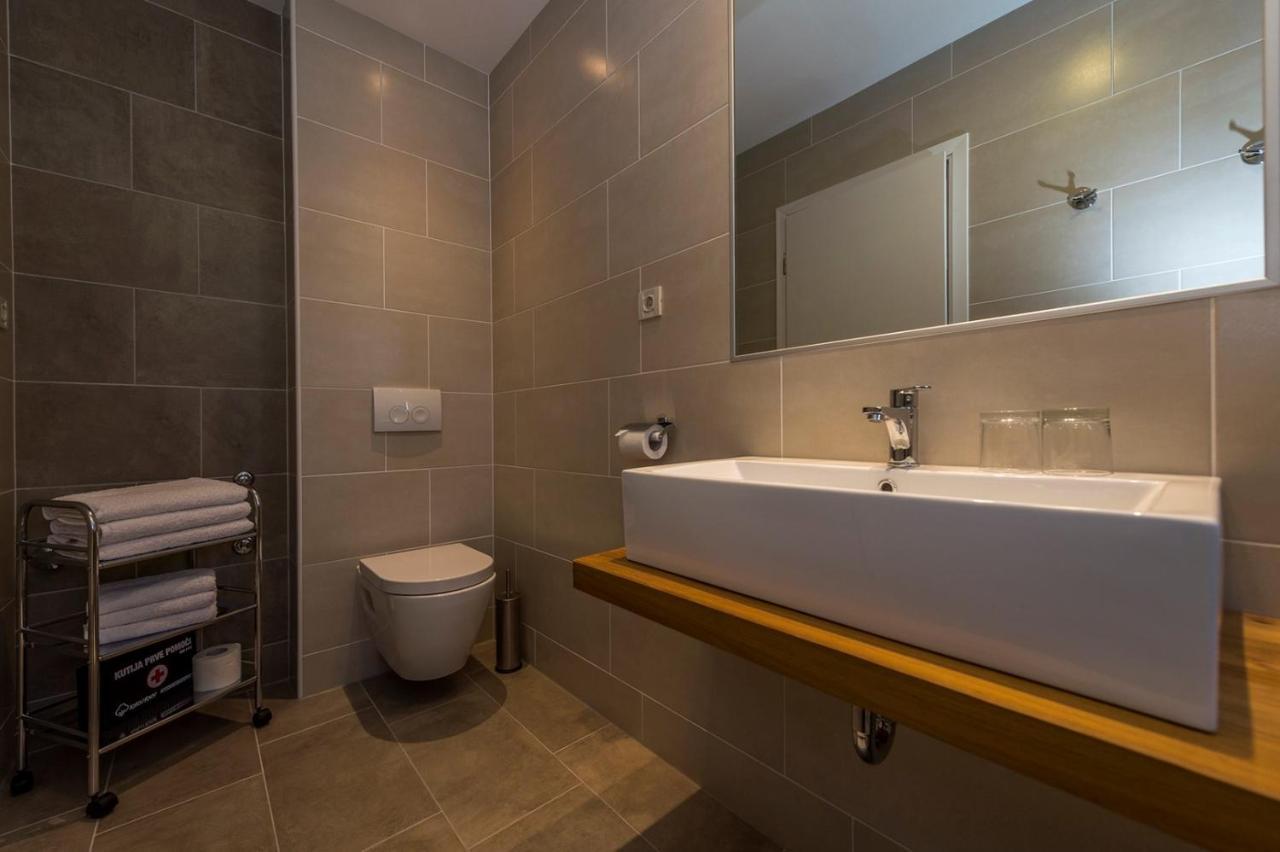 Spacious Three-Bedroom Villa Balun With Pool ポレッチ エクステリア 写真