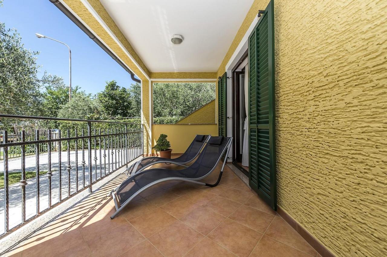 Spacious Three-Bedroom Villa Balun With Pool ポレッチ エクステリア 写真