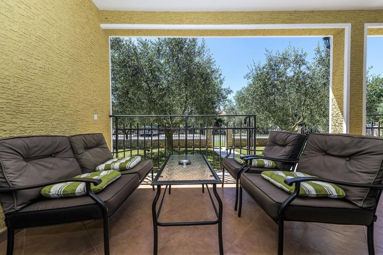 Spacious Three-Bedroom Villa Balun With Pool ポレッチ エクステリア 写真