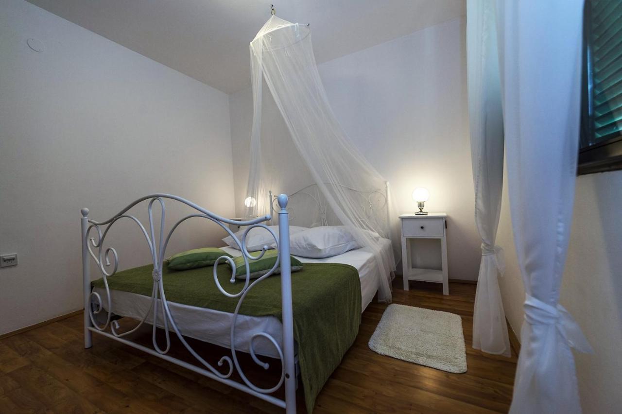 Spacious Three-Bedroom Villa Balun With Pool ポレッチ エクステリア 写真