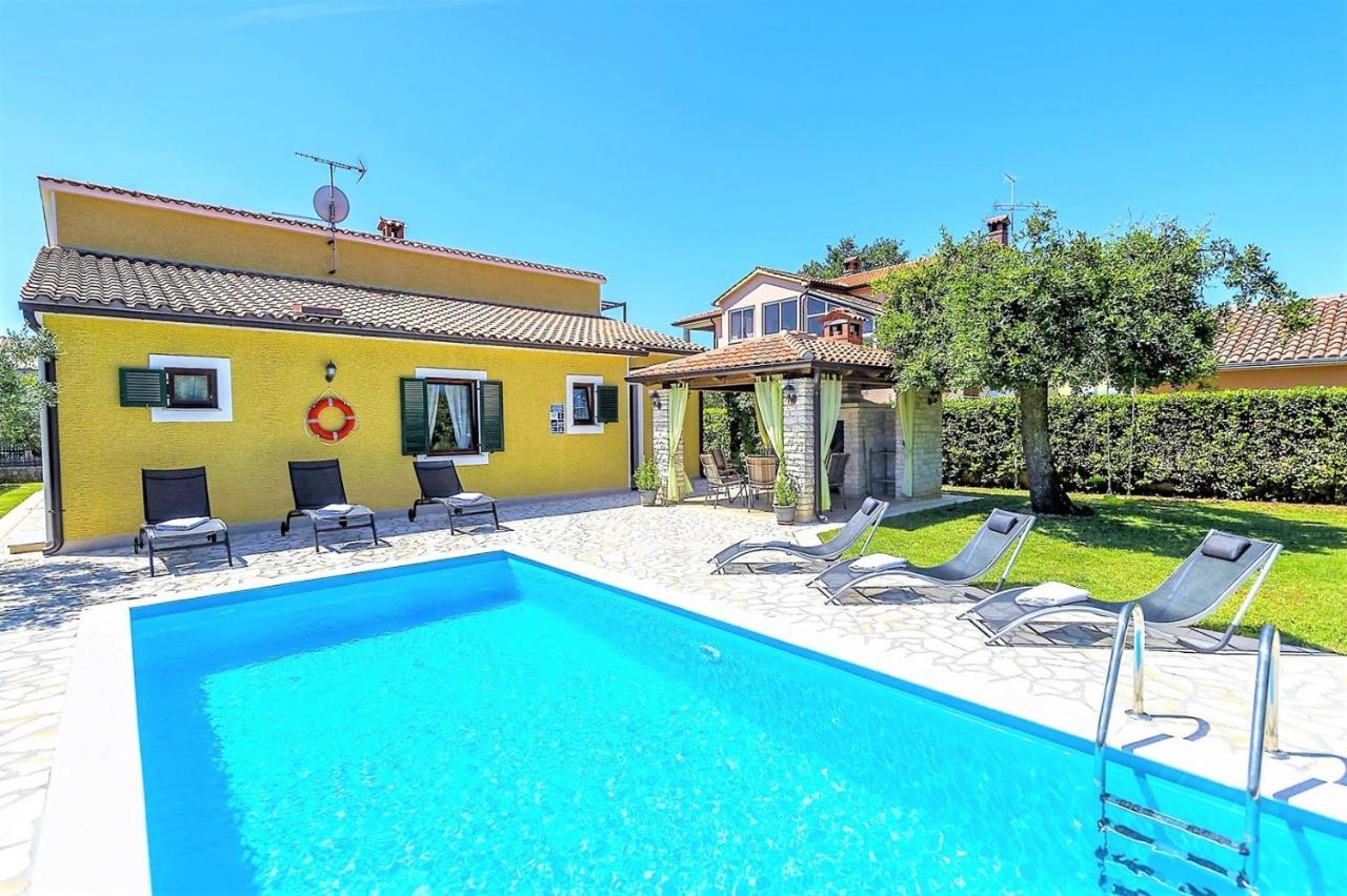 Spacious Three-Bedroom Villa Balun With Pool ポレッチ エクステリア 写真