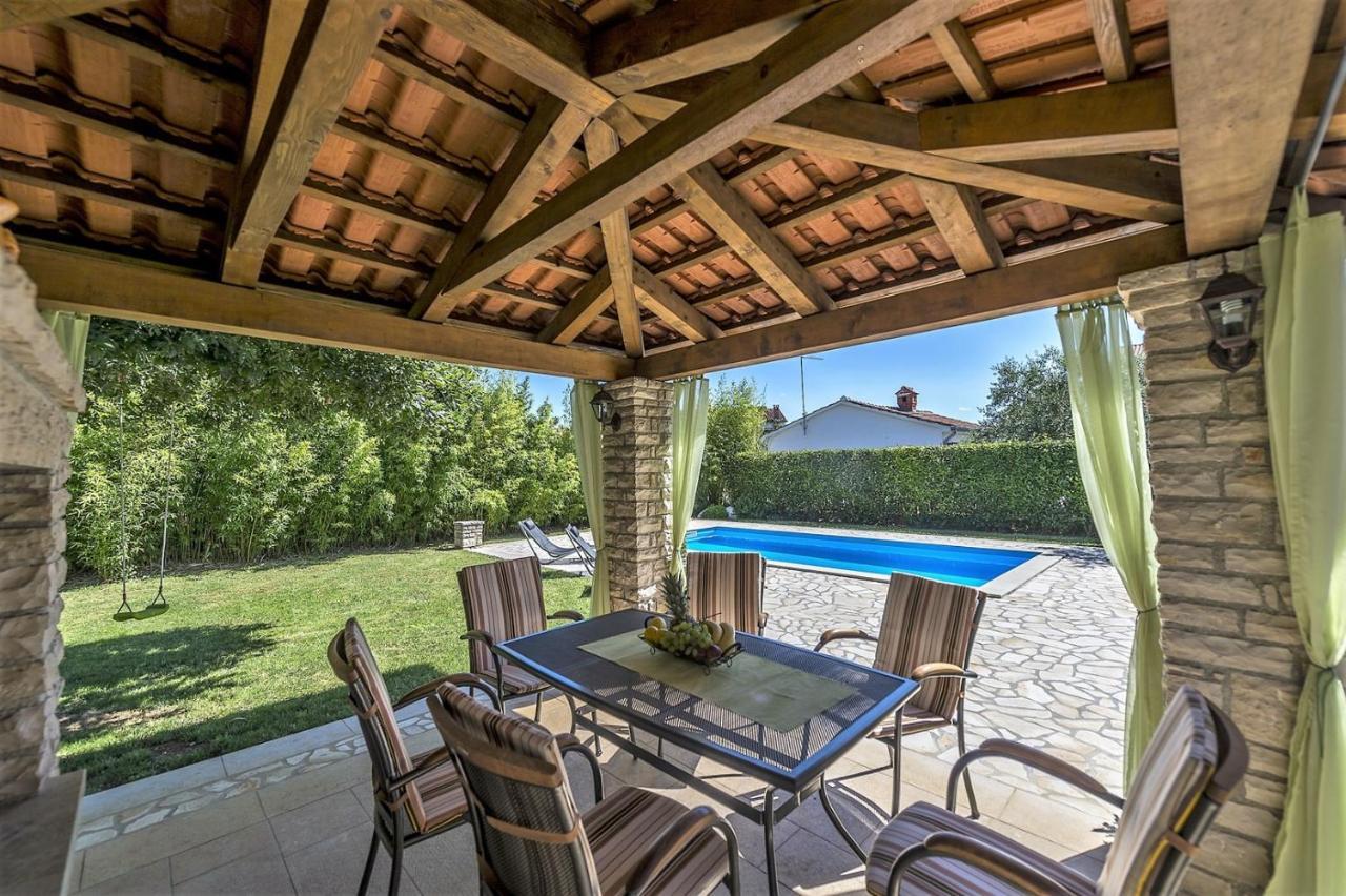 Spacious Three-Bedroom Villa Balun With Pool ポレッチ エクステリア 写真