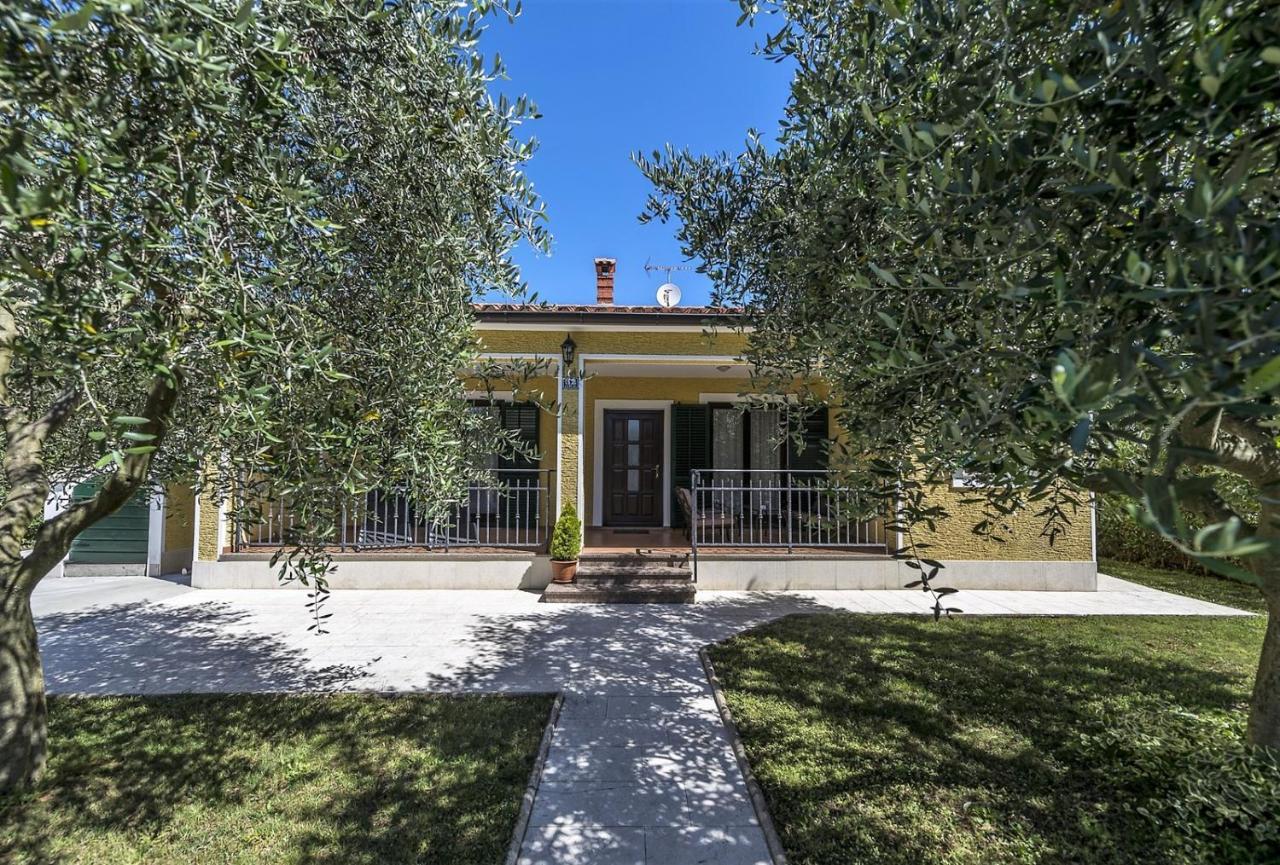 Spacious Three-Bedroom Villa Balun With Pool ポレッチ エクステリア 写真
