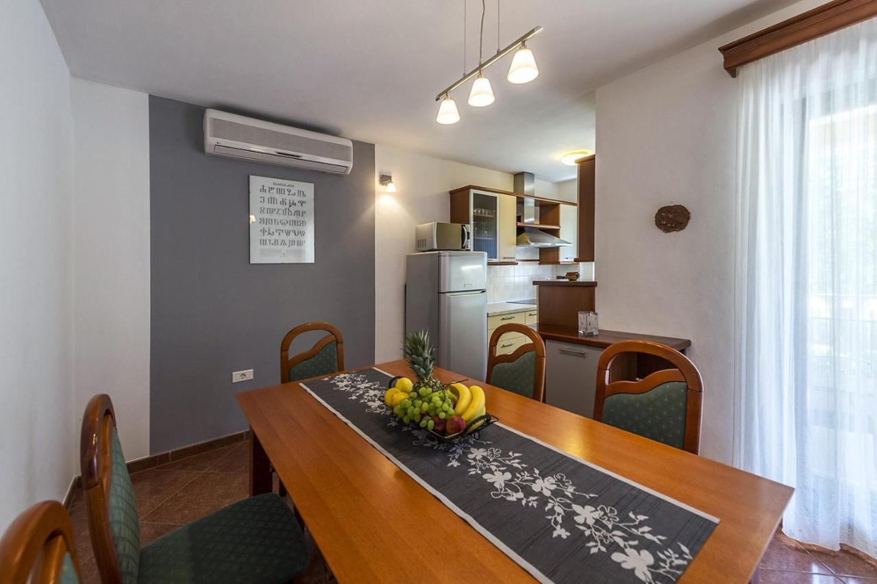 Spacious Three-Bedroom Villa Balun With Pool ポレッチ エクステリア 写真