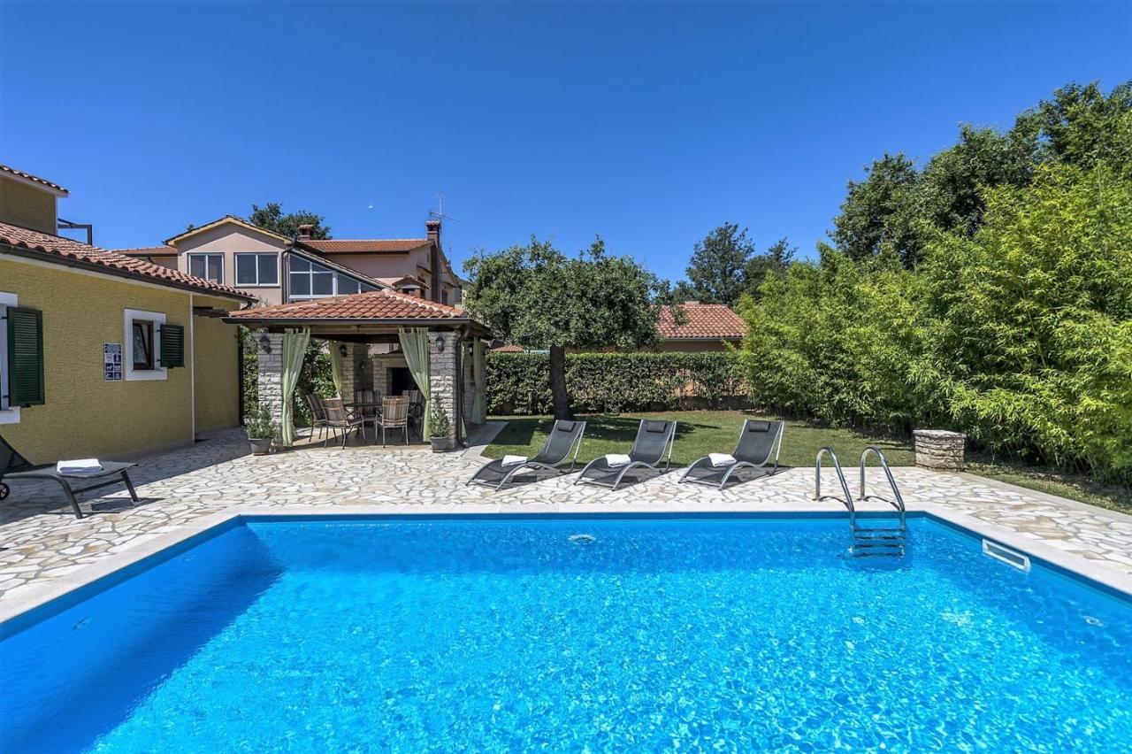 Spacious Three-Bedroom Villa Balun With Pool ポレッチ エクステリア 写真